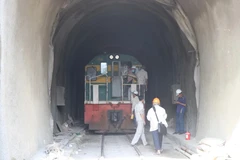 Công nhân tiến hành gia cố đoạn hầm bị sạt lở. (Ảnh: Tường Quân/TTXVN)