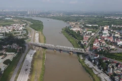 Hà Nội cấm tất cả các phương tiện lưu thông cầu Đuống bắt đầu từ 22h. (Ảnh: PV/Vietnam+)