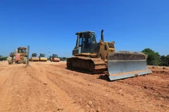 Nhà thầu thi công nền đường tại một Dự án đường bộ Cao tốc Bắc-Nam giai đoạn 2021-2025. (Ảnh: Việt Hùng/Vietnam+)