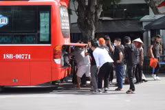 Hành khách lấy hành lý phía sau xe khách sau hành trình từ các tỉnh, thành trở về Hà Nội. (Ảnh: Hoài Nam/Vietnam+)