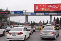 Cảng Hàng không Quốc tế Nội Bài đã bắt đầu triển khai thí điểm thu phí không dừng với ôtô ra vào sân bay. (Ảnh: Việt Hùng/Vietnam+)