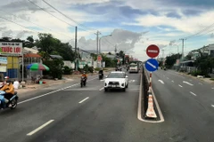 Phương tiện lưu thông trên một đoạn tuyến Quốc lộ qua khu vực Đồng bằng Sông Cửu Long. (Ảnh: Việt Hùng/Vietnam+)