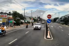 Phương tiện lưu thông trên một đoạn tuyến Quốc lộ qua khu vực Đồng bằng Sông Cửu Long. (Ảnh: Việt Hùng/Vietnam+)
