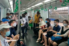 Hành khách đi tàu Cát Linh-Hà Đông. (Ảnh: Việt Hùng/Vietnam+)