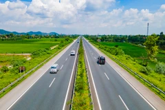 Phương tiện lưu thông trên tuyến đường cao tốc Cầu Giẽ-Ninh Bình. (Ảnh: PV/Vietnam+) 
