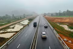 Phương tiện lưu thông trên một đoạn tuyến Cao tốc Bắc-Nam được thông xe đưa vào vận hành, khai thác. (Ảnh: Việt Hùng/Vietnam+)