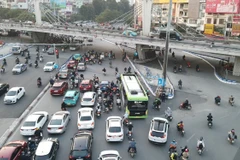 Phương tiện lưu thông qua nút giao Ngã Tư Sở, thành phố Hà Nội. (Ảnh: PV/Vietnam+)