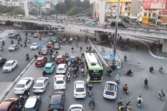 Phương tiện lưu thông qua nút giao Ngã Tư Sở, thành phố Hà Nội. (Ảnh: PV/Vietnam+)