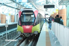 Khách đi Metro Nhổn-Ga Hà Nội bằng vé định danh, xác thực điện tử từ ngày 1/2. (Ảnh: Hoài Nam/Vietnam+)