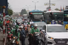 Hà Nội đề xuất xe ôm phải có thêm thẻ hành nghề đang nhận lại nhiều ý kiến băn khoăn của cánh tài xế. (Ảnh: Việt Hùng/Vietnam+)