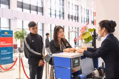 Hành khách làm thủ tục chuyến bay tại Cảng Hàng không Điện Biên. (Ảnh: PV/Vietnam+)