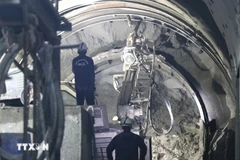 Công nhân tiến hành phu bê tông tại các điểm sạt lở Hầm đường sắt Chí Thạnh. (Ảnh: Tường Quân/TTXVN)