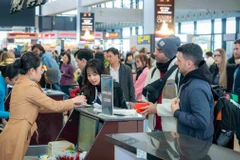 Hành khách làm thủ tục đi máy bay tại Cảng Hàng không Quốc tế Nội Bài. (Ảnh: PV/Vietnam+)