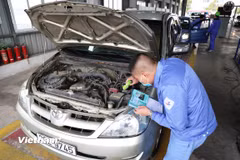Nhân viên đăng kiểm thực hiện quy trình kiểm định xe cơ giới. (Ảnh: Hoài Nam/Vietnam+)