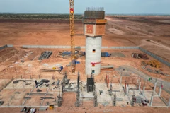 Tháp điều hành không lưu tại Sân bay Quốc tế có chiều cao 123m đang được các công nhân thi công xuyên Tết nhằm đảm bảo tiến độ. (Ảnh: PV/Vietnam+)