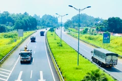 Phương tiện lưu thông trên một đoạn tuyến cao tốc. (Ảnh: PV/Vietnam+)
