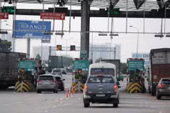 Phương tiện lưu thông qua một trạm thu phí tự động không dừng. (Ảnh: PV/Vietnam+)