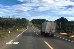Phương tiện lưu thông trên một đoạn tuyến đường Hồ Chí Minh qua khu vực Tây Nguyên. (Ảnh: Việt Hùng/Vietnam+)