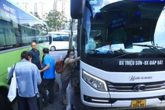 Hành khách đón xe về Thanh Hóa tại Bến xe Giáp Bát vào chiều ngày 30/8. (Ảnh: Hoài Nam/Vietnam+)