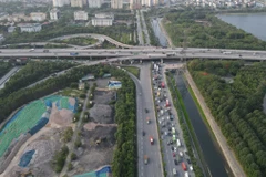 Nút giao giữa tuyến đường vành đai với một tuyến cao tốc. (Ảnh: PV/Vietnam+)