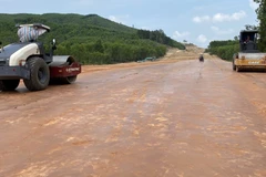 Nhà thầu thi công nền đường tại Dự án Cao tốc Quảng Ngãi-Hoài Nhơn. (Ảnh: PV/Vietnam+)