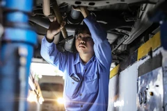 Nhân viên đăng kiểm thực hiện quy trình kiểm định xe cơ giới. (Ảnh: Hoài Nam/Vietnam+)