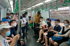 Hành khách đi đường sắt đô thị Cát Linh-Hà Đông. (Ảnh: Việt Hùng/Vietnam+)