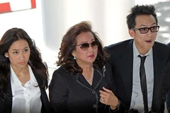 Ảnh tư liệu: Con trai cựu Thủ tướng Thái Lan Thaksin Shinawatra, ông Panthongtae Shinawatra (phải) tới dự phiên điều trần tại Tòa án Hình sự Bangkok ngày 24/8. (Nguồn: AFP/ TTXVN)