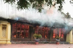 Lửa lớn thiêu rụi ngôi đình cổ tại xã Đông Phương, huyện Đông Hưng, Thái Bình. (Nguồn: Báo Tuổi Trẻ)