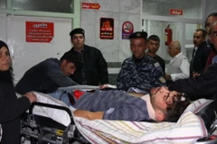 Một nạn nhân trận động đất được điều trị tại bệnh viện ở Sulaimaniyah ngày 12/11. (Nguồn: AFP/ TTXVN)