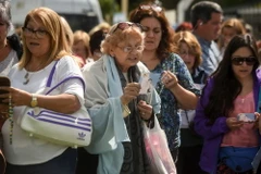 Thân nhân các thủy thủ cầu nguyện và chờ đợi người thân trở về tại căn cứ hải quân Argentina ở Mar del Plata ngày 22/11. (Nguồn: AFP/TTXVN)