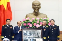 Hội truyền thống đường Hồ Chí Minh trên biển tặng quà lưu niệm cho Thủ tướng Nguyễn Xuân Phúc. (Ảnh: Thống Nhất/TTXVN)