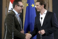 Thủ lĩnh FPO Heinz-Christian Strache (trái), bắt tay ông Sebastian Kurz, thủ lĩnh đảng Nhân dân ở Vienna. (Nguồn: AP)