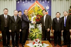 Phó Thủ tướng Trương Hoà Bình chúc mừng Tổng Hội Thánh Tin Lành Việt Nam (miền Bắc) Mục sư Nguyễn Hữu Mạc. (Ảnh: Nguyễn Dân/TTXVN)