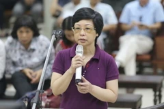 Bị cáo Châu Thị Thu Nga trước vành móng ngựa. (Ảnh: Doãn Tấn/TTXVN)