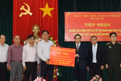 Ủy ban Mặt trận Tổ quốc Việt Nam tỉnh Phú Yên tiếp nhận hàng hóa của Chính phủ Lào hỗ trợ nhân dân tỉnh Phú Yên khắc phục hậu quả bão số 12. (Ảnh: Xuân Triệu/TTXVN)