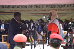 Ông Emmerson Mnangagwa (trái) nhậm chức Tổng thống. (Nguồn: AFP) 