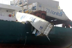 Tàu TRF KAYA Monrovia IMO 9330549 bị hư hỏng, một thùng container bị thủng rách sau va chạm. (Nguồn: CTV/TTXVN)