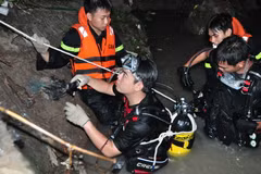 Lực lượng cứu hộ, cứu nạn tỉnh Đồng Nai tổ chức tìm kiếm người đàn ông mất tích do lũ cuốn trôi trong đêm. (Ảnh: Sỹ Tuyên/TTXVN)