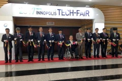 Các đại biểu cắt băng khai mạc Innopolis Tech-Fair 2017. (Ảnh: Việt Đức/Vietnam+)