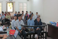 Bán đất công, hàng loạt cán bộ thôn dắt tay nhau vào tù 