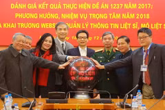 Phó Thủ tướng Vũ Đức Đam, Trưởng Ban Chỉ đạo quốc gia 1237 với các đại biểu bấm nút khai trương website quản lý thông tin liệt sỹ, mộ liệt sỹ. (Ảnh: An Đăng/TTXVN)