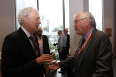 Các đại biểu trao đổi bên lề khai mạc Phiên toàn thể. (Nguồn: TTXVN)