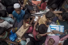 Người tị nạn Hồi giáo Rohingya trên đường tới lánh nạn tại trại tị nạn Nayapara, Bangladesh ngày 3/10. (Nguồn: AFP/TTXVN)
