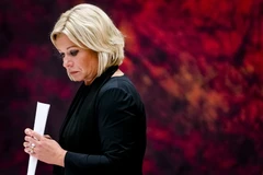 Bộ trưởng Quốc phòng Hà Lan Jeanine Hennis tuyên bố từ chức tại La Haye ngày 3/10. (Nguồn: AFP/TTXVN)