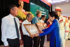 Lễ truy tặng danh hiệu Nhà nước cao quý “Bà mẹ Việt Nam Anh hùng” cho 18 Mẹ. (Ảnh: Xuân Khu/TTXVN)