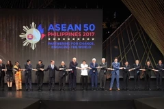 Thủ tướng Nguyễn Xuân Phúc cùng Trưởng đoàn các nước tham dự Hội nghị Cấp cao ASEAN 31 tại phiên khai mạc hội nghị sáng 13/11.(Ảnh: Thống Nhất/TTXVN)