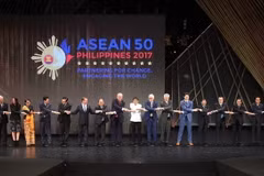 Thủ tướng Nguyễn Xuân Phúc cùng Trưởng đoàn các nước tham dự Hội nghị Cấp cao ASEAN 31 tại phiên khai mạc hội nghị sáng 13/11.(Ảnh: Thống Nhất/TTXVN)