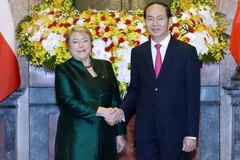 Chủ tịch nước Trần Đại Quang đón Tổng thống Cộng hòa Chile Michelle Bachelet Jeria. (Ảnh: Nhan Sáng/TTXVN)