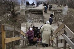 Người dân đi lại trong khu vực ranh giới kiểm soát giữa chính quyền Kiev và lực lượng ly khai ở Lugansk. (Nguồn: AFP)